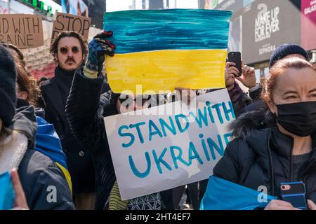 New York, NY - 26 febbraio 2022: Centinaia di manifestanti si radunano contro l'invasione russa in Ucraina su Times Square Foto Stock