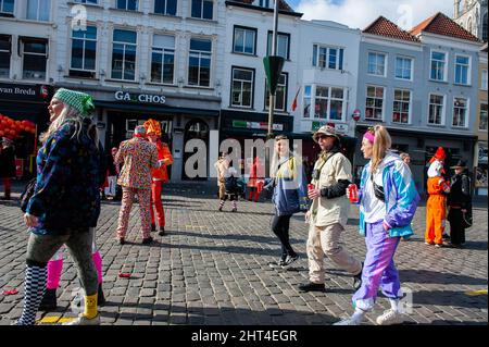 La gente olandese è vista indossare diversi costumi per le strade.il Carnevale nei Paesi Bassi, noto anche come 'Carnaval', è una celebrazione molto famosa di tre giorni nella regione cattolica meridionale dei Paesi Bassi. Quest'anno è nuovamente celebrato, ma perché i numeri di infezione di Coronavirus sono ancora alti e alcune restrizioni sono state imposte. Le grandi sfilate sono state sospese, ma le feste per le strade e i pub possono essere celebrate. Durante il Carnevale la città di Breda prende il nome simbolico di Kielegat, e le strade sono decorate con colori rosso e arancione. Foto Stock