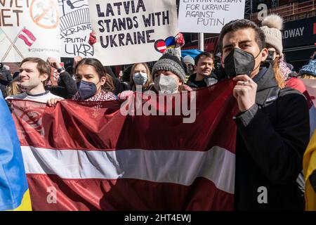 New York, NY - 26 febbraio 2022: Centinaia di manifestanti si radunano contro l'invasione russa in Ucraina su Times Square Foto Stock