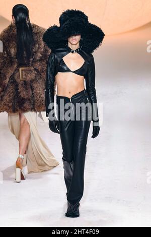 Milano, Italia. 26th Feb 2022. IMBUSH Autunno/Inverno 2022-23 Runway durante la settimana della Moda di Milano, Febbraio 2022 - Milano, Italia. 26/02/2022 Credit: dpa/Alamy Live News Foto Stock