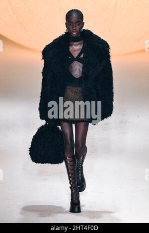 Milano, Italia. 26th Feb 2022. IMBUSH Autunno/Inverno 2022-23 Runway durante la settimana della Moda di Milano, Febbraio 2022 - Milano, Italia. 26/02/2022 Credit: dpa/Alamy Live News Foto Stock