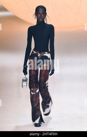 Milano, Italia. 26th Feb 2022. IMBUSH Autunno/Inverno 2022-23 Runway durante la settimana della Moda di Milano, Febbraio 2022 - Milano, Italia. 26/02/2022 Credit: dpa/Alamy Live News Foto Stock