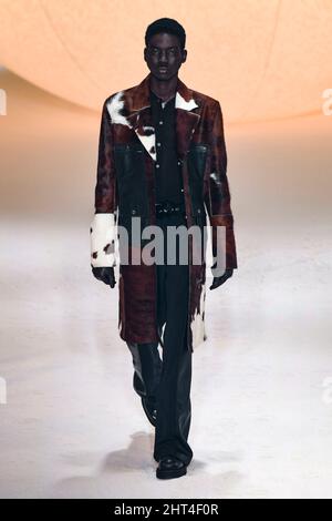 Milano, Italia. 26th Feb 2022. IMBUSH Autunno/Inverno 2022-23 Runway durante la settimana della Moda di Milano, Febbraio 2022 - Milano, Italia. 26/02/2022 Credit: dpa/Alamy Live News Foto Stock