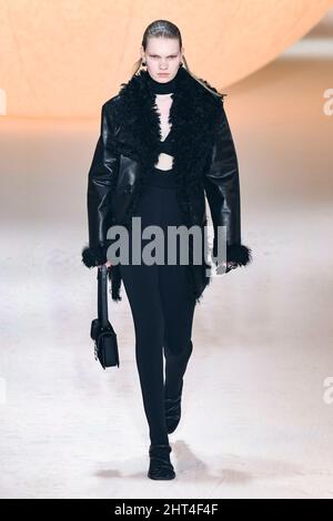 Milano, Italia. 26th Feb 2022. IMBUSH Autunno/Inverno 2022-23 Runway durante la settimana della Moda di Milano, Febbraio 2022 - Milano, Italia. 26/02/2022 Credit: dpa/Alamy Live News Foto Stock