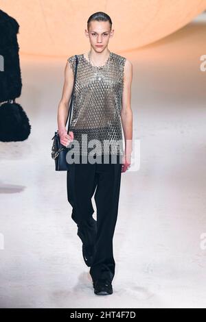 Milano, Italia. 26th Feb 2022. IMBUSH Autunno/Inverno 2022-23 Runway durante la settimana della Moda di Milano, Febbraio 2022 - Milano, Italia. 26/02/2022 Credit: dpa/Alamy Live News Foto Stock