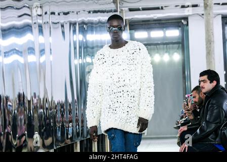 Milano, Italia. 26th Feb 2022. TRUSSARDI Autunno/Inverno 2022-23 Runway durante la settimana della Moda di Milano, Febbraio 2022 - Milano, Italia. 26/02/2022 Credit: dpa/Alamy Live News Foto Stock
