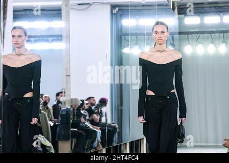 Milano, Italia. 26th Feb 2022. TRUSSARDI Autunno/Inverno 2022-23 Runway durante la settimana della Moda di Milano, Febbraio 2022 - Milano, Italia. 26/02/2022 Credit: dpa/Alamy Live News Foto Stock