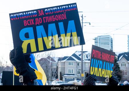 Toronto, ON, Canada – 25 febbraio 2022: Manifestanti con striscioni e bandiere ucraine nel vicino Consolato ucraino durante la manifestazione contro il Th Foto Stock
