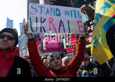 New York, Stati Uniti. 26th Feb 2022. Centinaia di manifestanti si sono radunati contro l'invasione russa in Ucraina a Times Square a New York il 26 febbraio 2022. (Foto di Lev Radin/Sipa USA) Credit: Sipa USA/Alamy Live News Foto Stock
