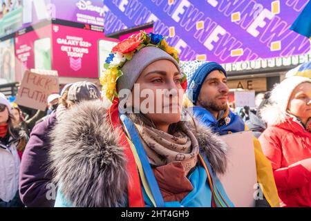 New York, Stati Uniti. 26th Feb 2022. Centinaia di manifestanti si sono radunati contro l'invasione russa in Ucraina a Times Square a New York il 26 febbraio 2022. (Foto di Lev Radin/Sipa USA) Credit: Sipa USA/Alamy Live News Foto Stock