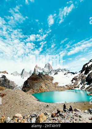 Colpo verticale di Monte Fitz Roy e Laguna de los tres a El Chalten, Argentina Foto Stock