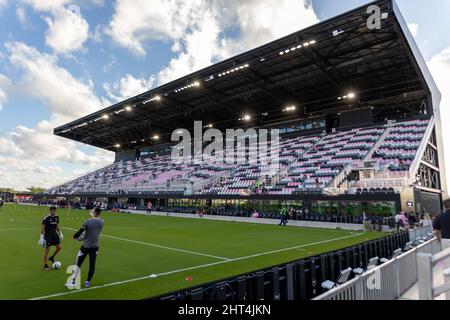 Fort Lauderdale, Florida, Stati Uniti. 26th febbraio 2022. Tifosi e stadio. Partita di calcio tra Inter Miami CF e Chicago Fire FC, stagione MLS 2022 al DRV Pink Stadium. Credit: Yaroslav Sabitov/YES Market Media/Alamy Live News Foto Stock