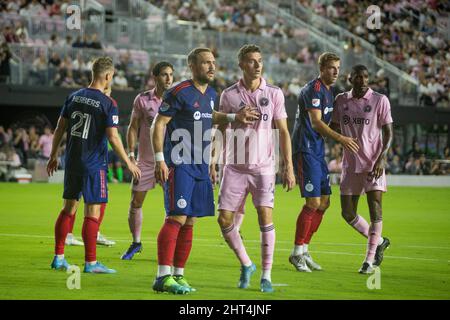 Fort Lauderdale, Florida, Stati Uniti. 26th febbraio 2022. 4 Christopher McVey DF Inter Miami CF, 21 Fabian Herbers FW Chicago Fire FC durante la partita di calcio tra Inter Miami CF e Chicago Fire FC, MLS stagione 2022 al DRV Pink Stadium. Credit: Yaroslav Sabitov/YES Market Media/Alamy Live News Foto Stock