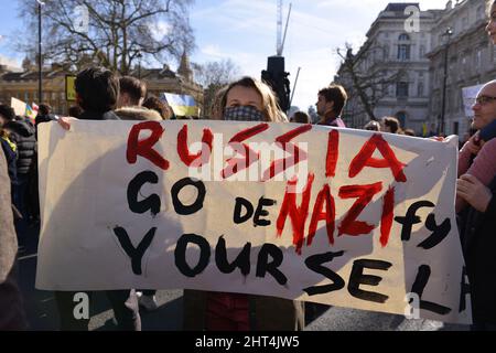 Gli ucraini che vivono a Londra e i manifestanti anti anti della guerra, hanno dimostrato di fronte Downing Street contro l'invasione russa dell'Ucraina. Foto Stock