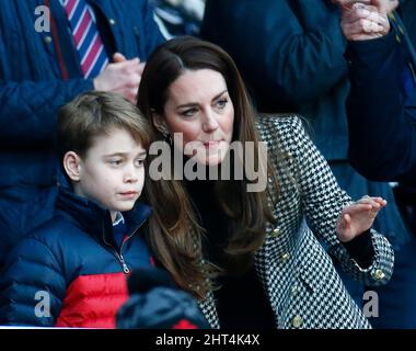 Londra, Regno Unito. 26th Feb 2022. LONDRA, INGHILTERRA - FEBBRAIO 26: L-R George e sua mamma Kate la duchessa di Cambridge, Patrona dell'Unione del Rugby Football durante la partita delle sei Nazioni della Guinness tra Inghilterra e Galles, al Twickenham Stadium il 26th Febbraio 2022 a Londra, Inghilterra Credit: Action Foto Sport/Alamy Live News Foto Stock