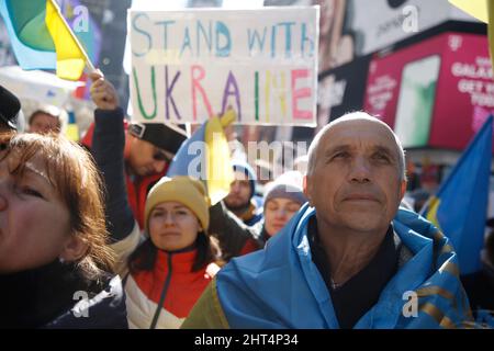 I sostenitori ucraini cantano slogan con bandiere e segni durante un raduno a Times Square il 26 febbraio 2022 a New York City. La gente forma Azerbaigian, Georgia ed altri sostenitori di paesi indoeuroopei si è riunita in solidarietà contro il presidente russo Vladimir Putin due giorni dopo che ha ordinato l'invasione dell'Ucraina. (Foto di John Lamparski/Sipa USA) Credit: Sipa USA/Alamy Live News Foto Stock