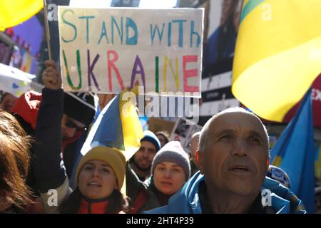 I sostenitori ucraini cantano slogan con bandiere e segni durante un raduno a Times Square il 26 febbraio 2022 a New York City. La gente forma Azerbaigian, Georgia ed altri sostenitori di paesi indoeuroopei si è riunita in solidarietà contro il presidente russo Vladimir Putin due giorni dopo che ha ordinato l'invasione dell'Ucraina. (Foto di John Lamparski/Sipa USA) Credit: Sipa USA/Alamy Live News Foto Stock