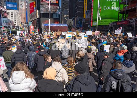 NEW YORK, NEW YORK - 26 FEBBRAIO: Centinaia di persone si riuniscono per un raduno "Stand with Ukraine" a Times Square il 26 febbraio 2022 a New York City. Ucraini, ucraini-americani e alleati si sono riuniti per dimostrare sostegno all'Ucraina e protestare contro l'invasione russa. Foto Stock