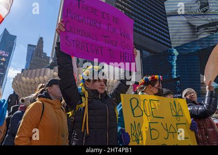 NEW YORK, NEW YORK - 26 FEBBRAIO: Centinaia di persone si riuniscono per un raduno "Stand with Ukraine" a Times Square il 26 febbraio 2022 a New York City. Ucraini, ucraini-americani e alleati si sono riuniti per dimostrare sostegno all'Ucraina e protestare contro l'invasione russa. Foto Stock