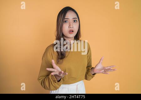 Annoiato indignant donna asiatica con le palme sparsi puzza e arrabbiato Foto Stock