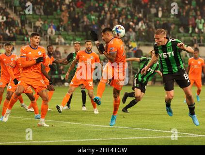 Austin, Texas, Stati Uniti. 26 febbraio 2022: Il difensore del FC Cincinnati Ronald Matarrita (22) prende una palla sul retro della testa per bloccare un colpo del centrocampista Austin FC Alex Ring (8) durante una partita di calcio della Major League il 26 febbraio 2022 ad Austin, Texas. (Credit Image: © Scott Coleman/ZUMA Press Wire) Credit: ZUMA Press, Inc./Alamy Live News Foto Stock