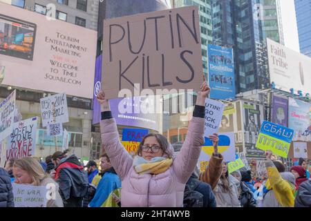 NEW YORK, N.Y. – 26 febbraio 2022: I manifestanti di Times Square protestano contro l’invasione dell’Ucraina da parte della Russia. Foto Stock