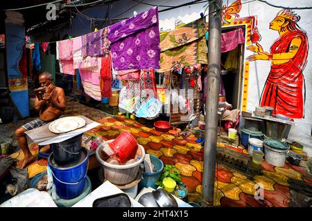 Kolkata, India. 26th Feb 2022. Scena della vita quotidiana in un ambiente colorato di slum con splendidi graffiti alle pareti. Le strade di Kolkata e le baraccopoli diverse sono viste come dipinte con graffiti colorati come un'iniziativa di un continuo Art Fest (Behala Art Fest) a Kolkata. Artisti provenienti da diversi college d'arte hanno partecipato per rendere la città più bella. Credit: SOPA Images Limited/Alamy Live News Foto Stock