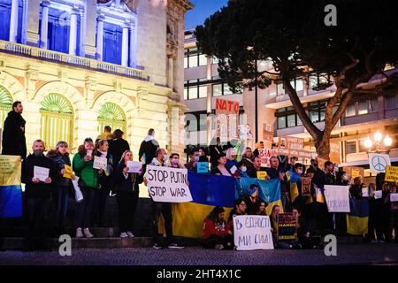 Porto, Portogallo. 25th Feb 2022. I manifestanti hanno visto tenere cartelli che esprimevano il loro parere durante la dimostrazione. Protesta pacifica in Piazza Aliados, Porto, a sostegno degli ucraini nel pomeriggio. Credit: SOPA Images Limited/Alamy Live News Foto Stock