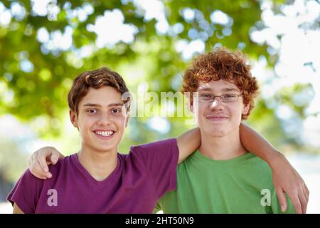 Migliori germogli per sempre. Ritratto di due ragazzi in un abbraccio amichevole. Foto Stock