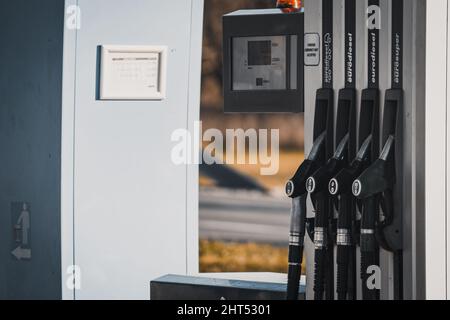 Una stazione di servizio, gli ugelli del carburante a benzina e diesel Foto Stock