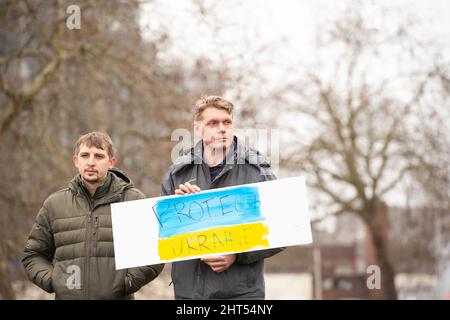 Uomini ucraini che hanno firmato: "Proteggere l'Ucraina” durante la protesta pacifica a Seattle, Stati Uniti d'America contro la guerra russa contro l'Ucraina dal febbraio 2022. Foto Stock