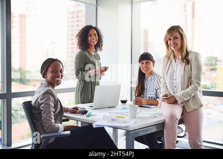 Il tavolo delle donne potenti che lavorano sodo nel business. Scatto ritagliato di un gruppo di donne d'affari che hanno una riunione in ufficio. Foto Stock