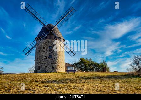 Foto di un mulino a vento con le nuvole nel cielo in Germania Foto Stock