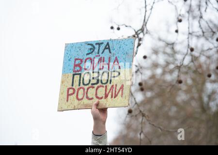 Manifestazione pacifica a Seattle, WA, USA per sostenere l'Ucraina, mentre la Russia saluta guerra a quel paese nel 2022. Il segno recita: Questa guerra è una vergogna russa. Foto Stock