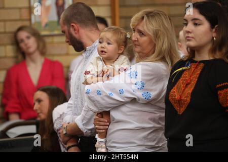 Sydney, Australia. 27th febbraio 2022. Santa Liturgia alla Chiesa Ucraina di Sant'Andrea, 57 Chiesa San credito: Richard Milnes/Alamy Live News Foto Stock