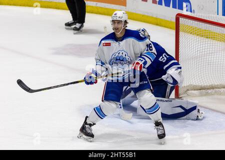26 febbraio 2022: Rochester Americani Forward ben Holmstrom (18) crea uno schermo di fronte al portiere dei Toronto Marlies nel secondo periodo. I Rochester Americani hanno ospitato i Toronto Marlies su Defend the Ice Night in una partita della American Hockey League alla Blue Cross Arena di Rochester, New York. (Jonathan Tenca/CSM) Foto Stock