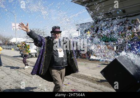 St. Louis, Stati Uniti. 26th Feb 2022. Il goer della parata Bryan Wahby viene circondato da bolle dal Bubble Bus durante la parata del Mardi Gras a St. Louis il sabato 26 febbraio 2022. Foto di Bill Greenblatt/UPI Credit: UPI/Alamy Live News Foto Stock