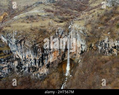 Paesaggio aereo di un ruscello che scorre da una montagna rocciosa alla luce del giorno Foto Stock