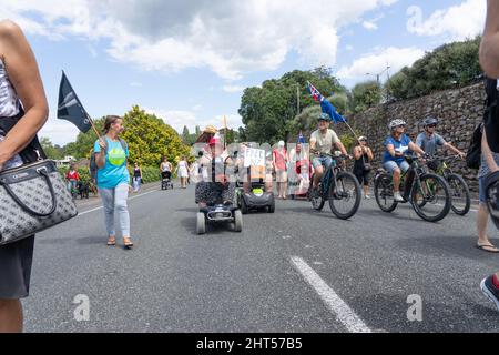 Tauranga Nuova Zelanda - Febbraio 26 2022; la gente locale che partecipa alla pandemia covid anti-mandato proteggere marzo. Foto Stock