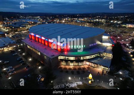Vista aerea della Spokane Veterans Memorial Arena, sabato 26 febbraio 2022, a Spokane, Washington la struttura è la sede dei capi Spokane di Th Foto Stock