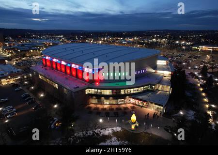 Vista aerea della Spokane Veterans Memorial Arena, sabato 26 febbraio 2022, a Spokane, Washington la struttura è la sede dei capi Spokane di Th Foto Stock