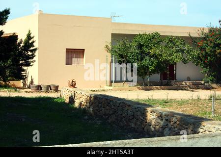 Tipica casa residenziale quadrata a Ibiza con pareti in pietra a secco bassa nell'isola delle baleari Foto Stock