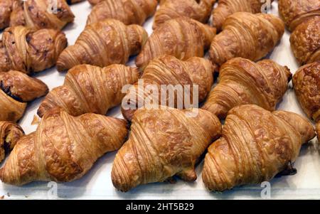 Croissant in vendita in una panetteria nel mercato Granville Island a Vancouver, British Columbia, Canada Foto Stock