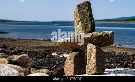 Un primo piano di pietre equilibrate su una spiaggia Foto Stock