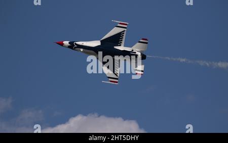 Lo Squadrone della dimostrazione aerea dell'aeronautica degli Stati Uniti durante un'esposizione aerea (conosciuta come Thunderbirds) Foto Stock