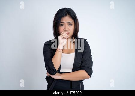 Giovane donna preoccupata per il gesto del dito morso Foto Stock