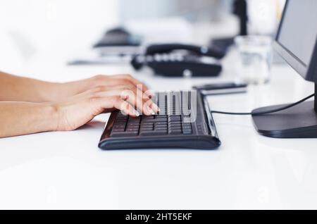 Digitazione sulla tastiera. Primo piano delle donne d'affari digitando a mano sulla tastiera del computer. Foto Stock