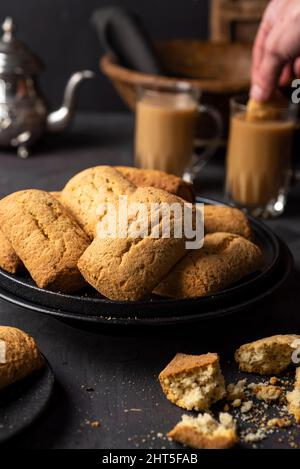 biscotti arabi di kaak con caffè su piastra nera Foto Stock