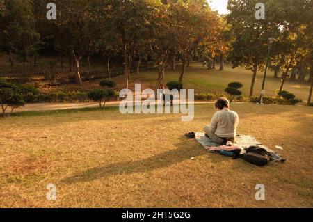 Tramonto al Parco Nehru, situato nell'Enclave diplomatico Chanakyapuri di Nuova Delhi, India Foto Stock