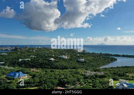 Vista aerea del cielo nuvoloso sul mare e la città costiera di St. Martin, Baie Longue Foto Stock